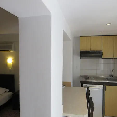 アパートホテル Lorenzo House ラッシ